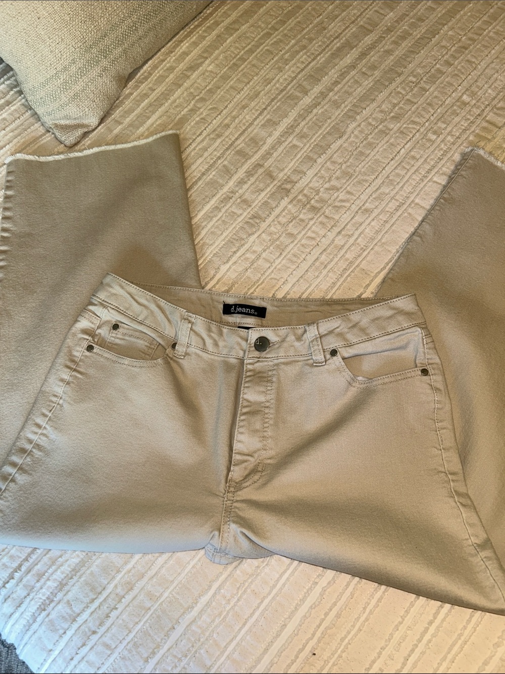 D jeans Size 12 Wide Leg Frayed Cropped Hem